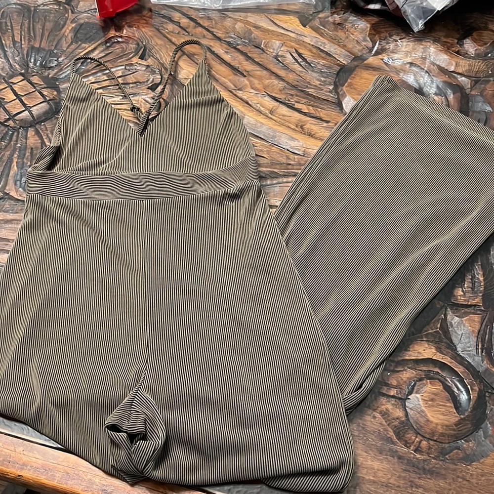 Forever 21 pant suit. Stripes, criss cross back, v-neck. Wide leg. Stretch Sz M
